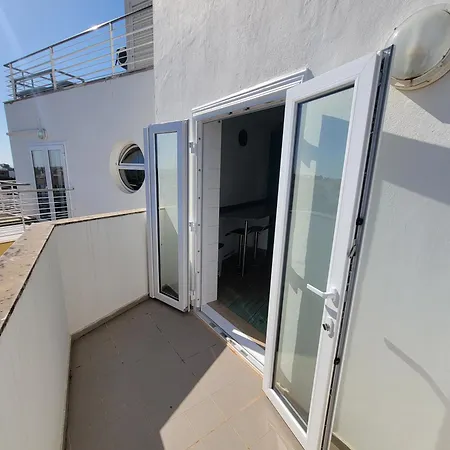 Newly Remodeled 2bd Brilliant Oura Strip 9min Daire