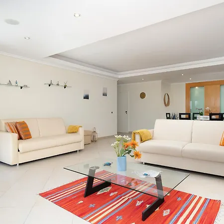 Newly Remodeled 2bd Brilliant Oura Strip 9min Daire