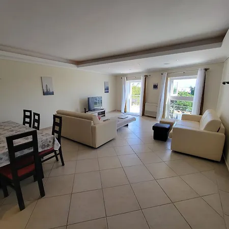 Newly Remodeled 2bd Brilliant Oura Strip 9min