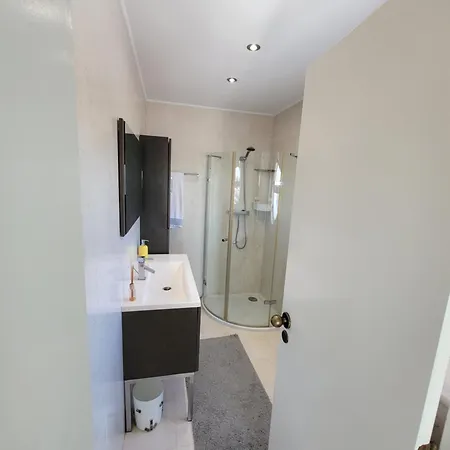 Newly Remodeled 2bd Brilliant Oura Strip 9min