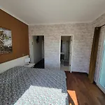 Newly Remodeled 2bd Brilliant Oura Strip 9min