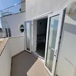 Newly Remodeled 2bd Brilliant Oura Strip 9min アパート
