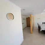 Newly Remodeled 2bd Brilliant Oura Strip 9min